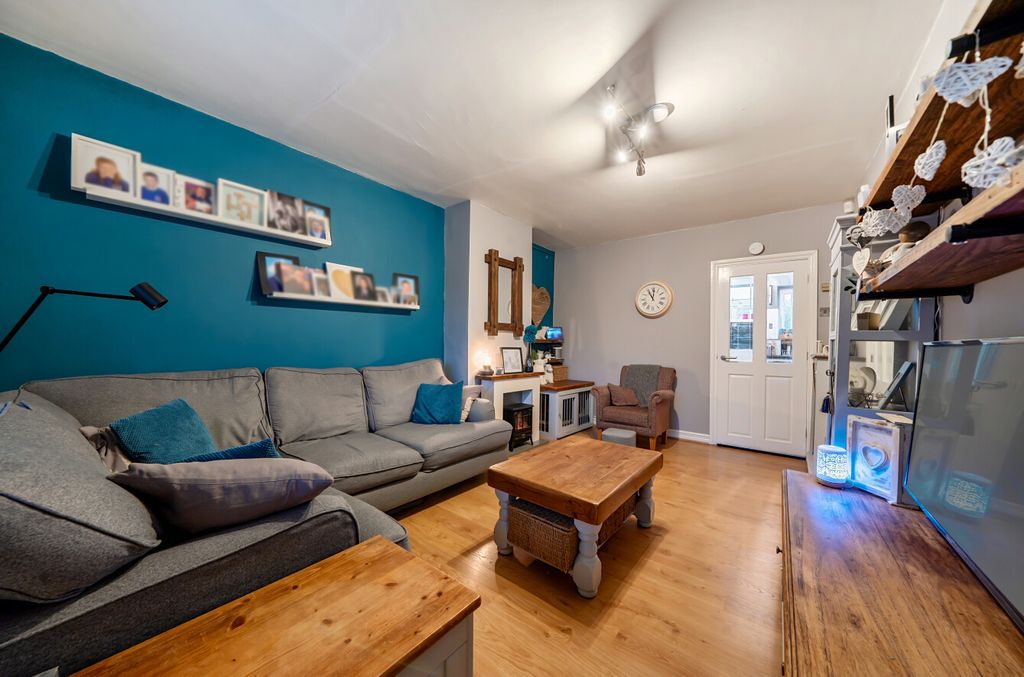 Property photo 2 of 29 1399943-35-696637...