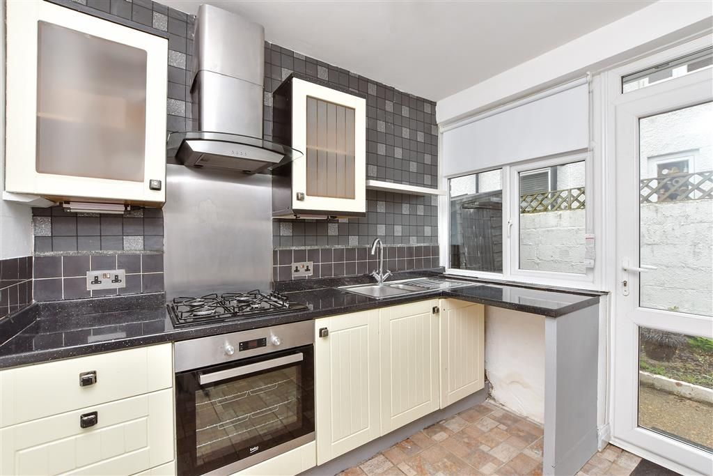 Property photo 3 of 11 Kitchen