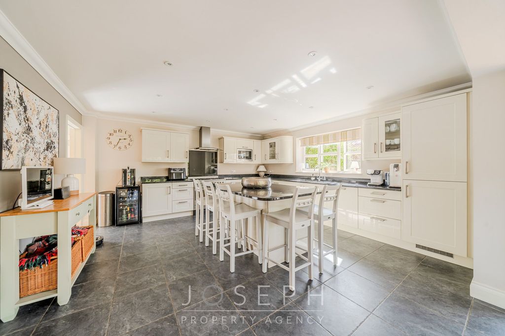 Property photo 3 of 38