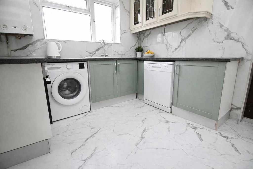 Property photo 2 of 10 Kitchen