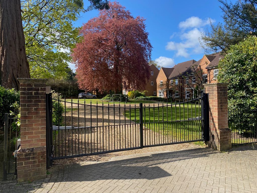 Property photo 2 of 26 Electric Gates To The Private Gardens And Residents Parking Area