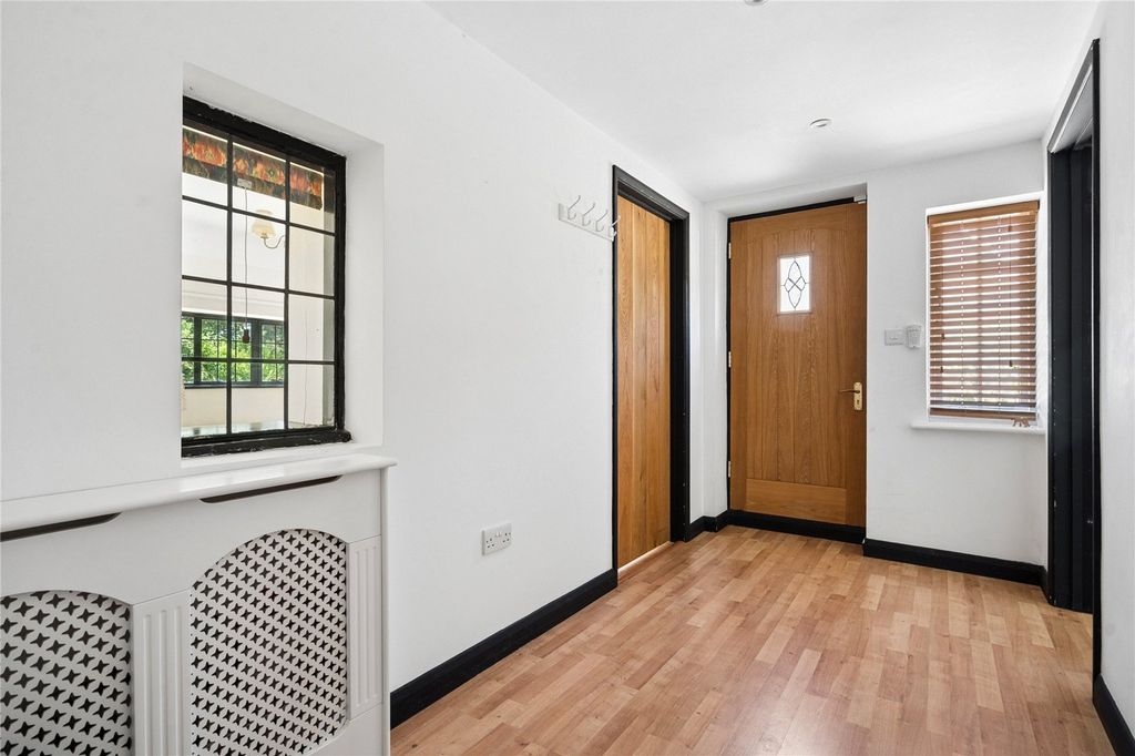 Property photo 3 of 25 Entrance Hall