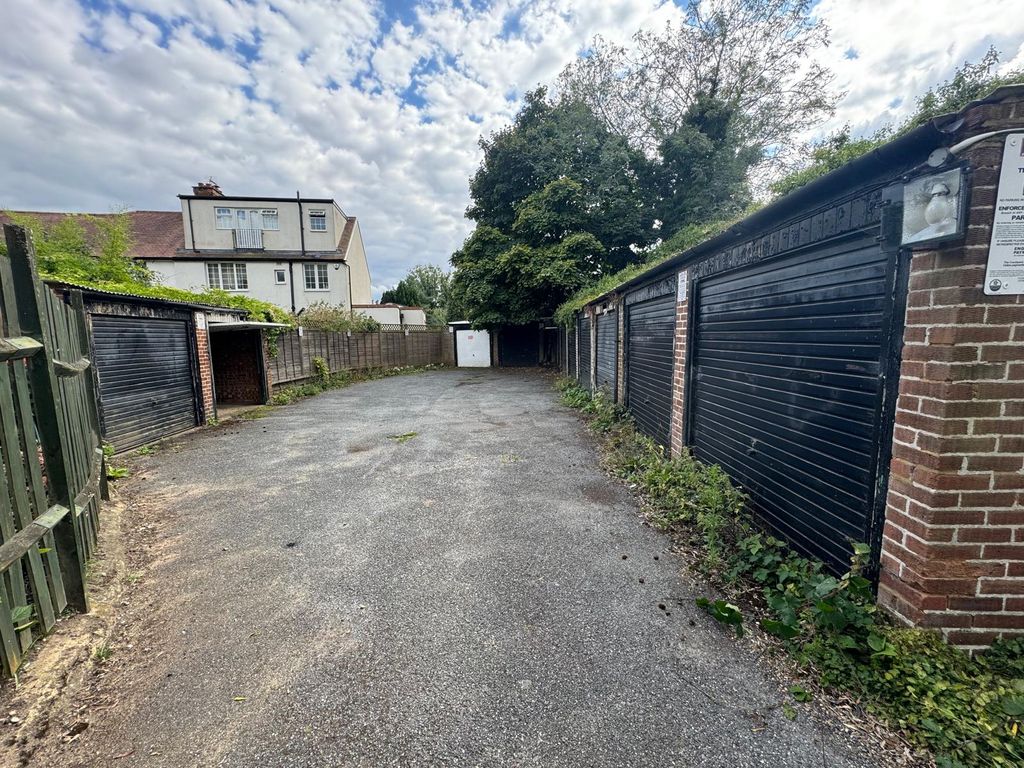 Property photo 1 of 2