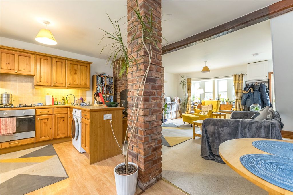 Property photo 3 of 15 Living Room/Kitchen