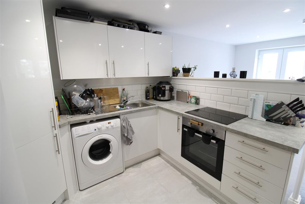 Property photo 3 of 7 Kitchen