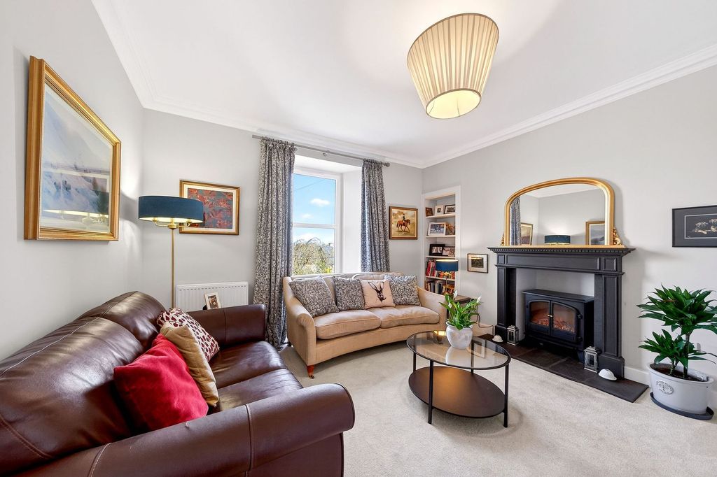 Property photo 2 of 52 Lounge