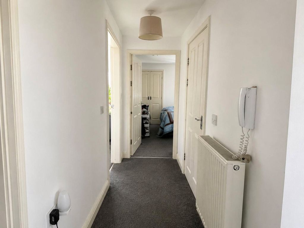 2 bed flat for salePhoenix Way, Cardiff CF14 photo 5