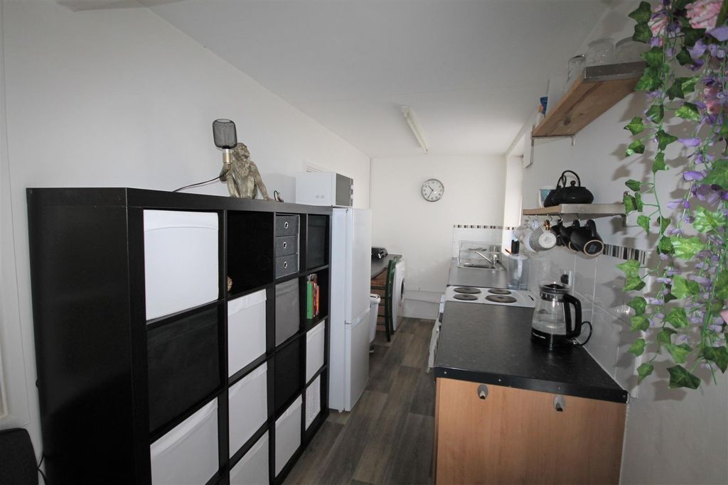 Property photo 3 of 9 Kitchen1.Jpg