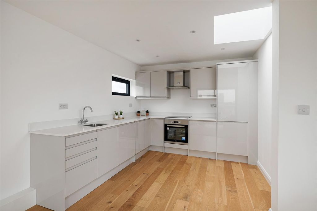 Property photo 2 of 20 Church Street, E15