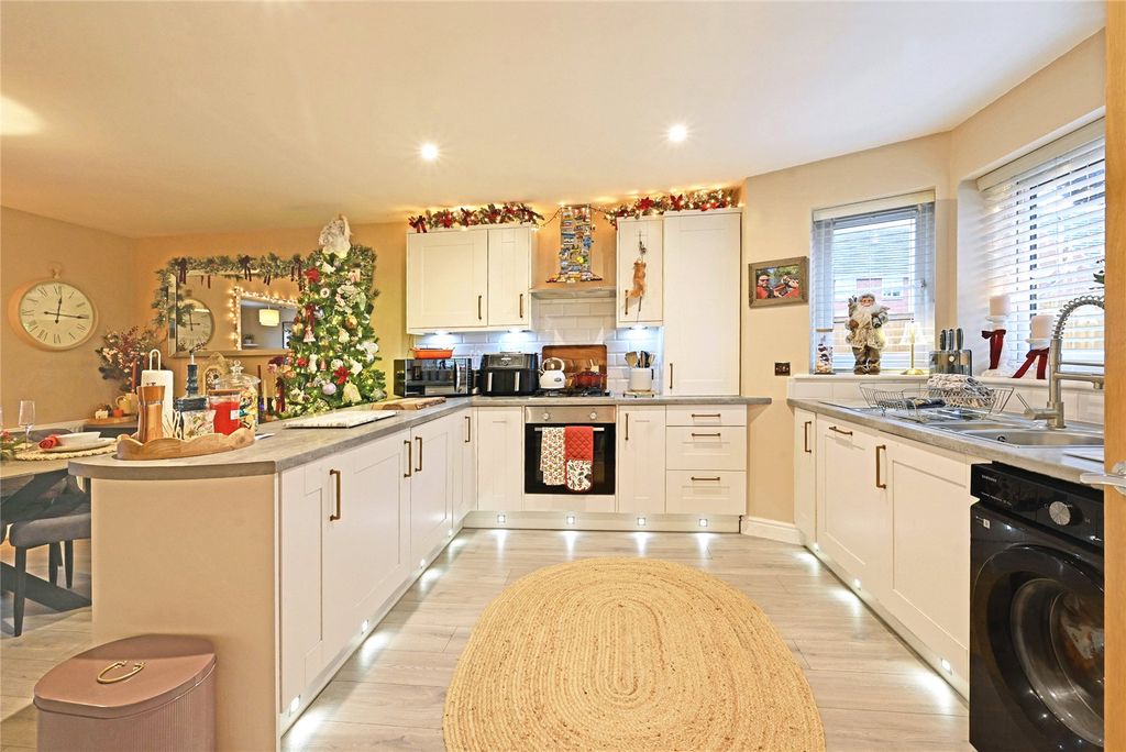 Property photo 3 of 24 Kitchen / Diner