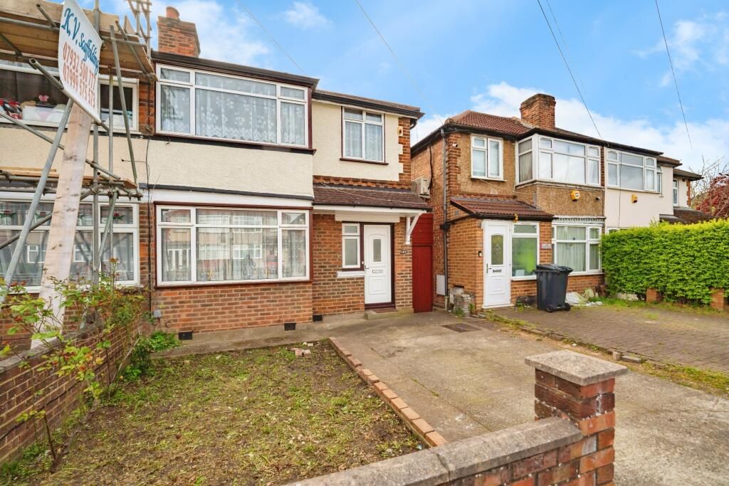Property photo 1 of 10 Semi Detached Three-Bedroom House