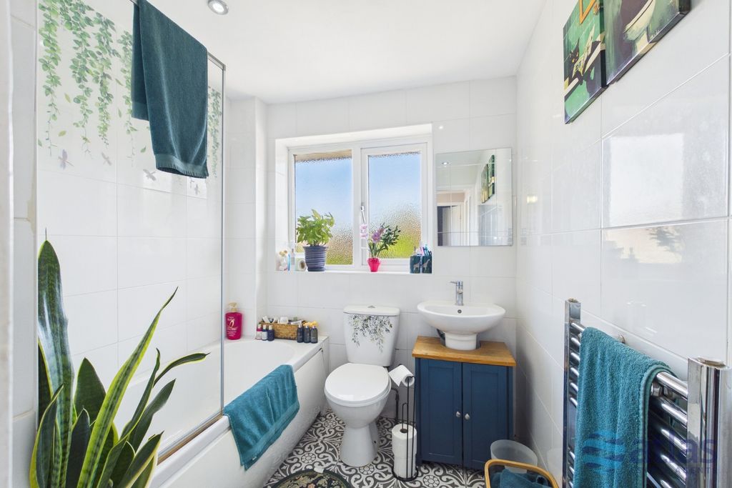 Property photo 3 of 23 Bathroom