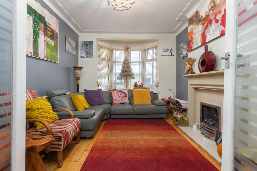 Property photo 2 of 27 Lounge