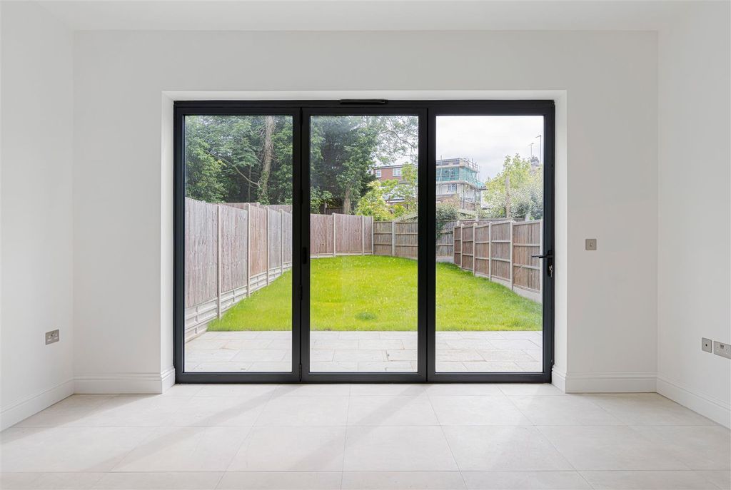 Property photo 3 of 41 Pino Way, E4