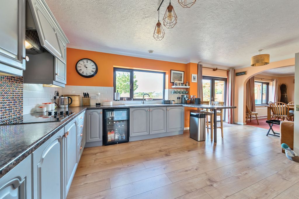 Property photo 3 of 27 Kitchen / Breakfast Room