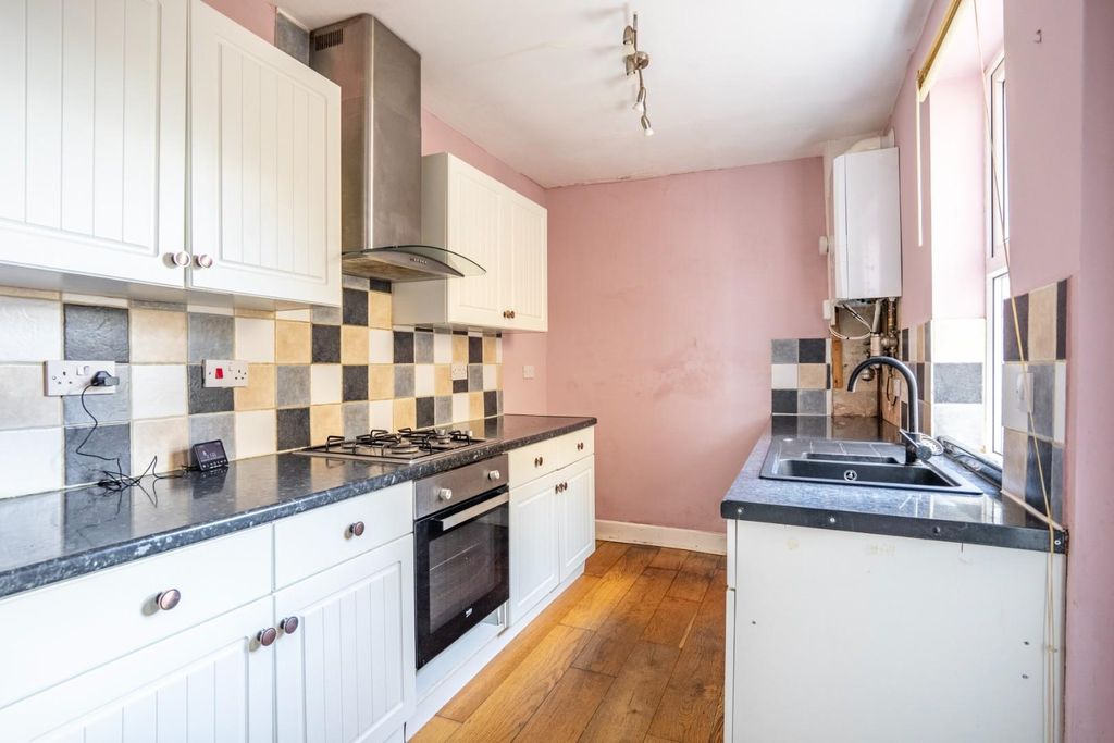 Property photo 3 of 10 Kitchen