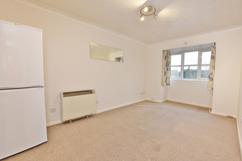 Property photo 3 of 6 Living Room