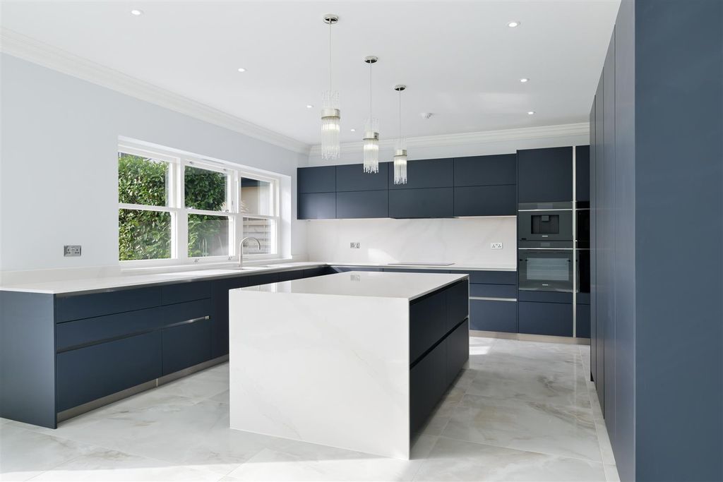 Property photo 3 of 27 Windlesham- (2).Jpg