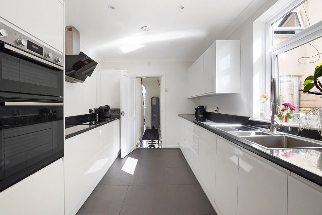 Property photo 2 of 19 4447086