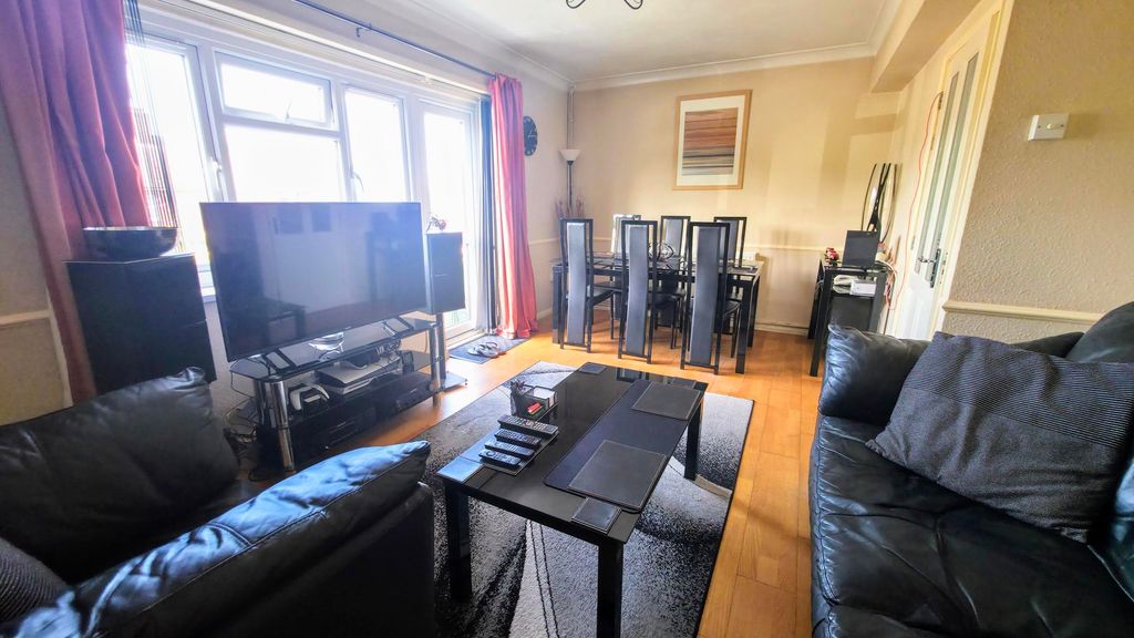 Property photo 3 of 14 Lounge