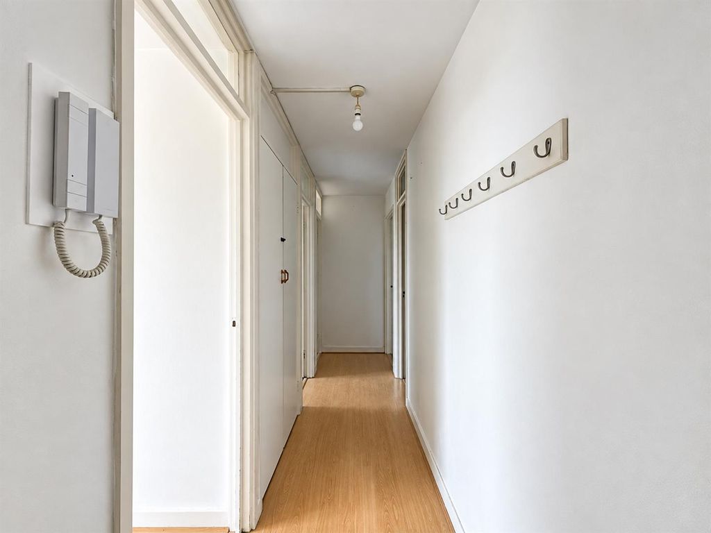 Property photo 2 of 7 Hallway