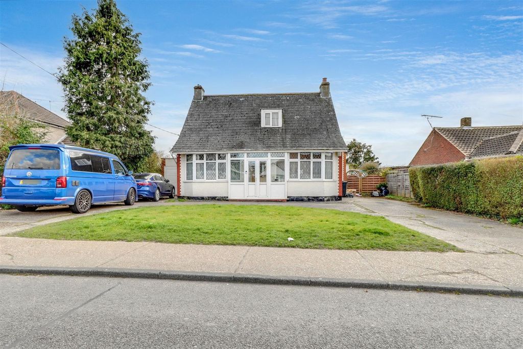 Property photo 1 of 17 3 Glebe Road Wickford-19.Jpg