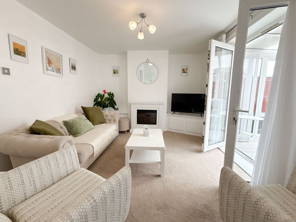 Property photo 2 of 12 Lounge