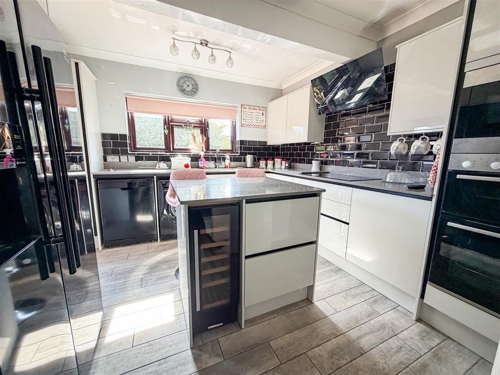 Property photo 3 of 26 Kitchen