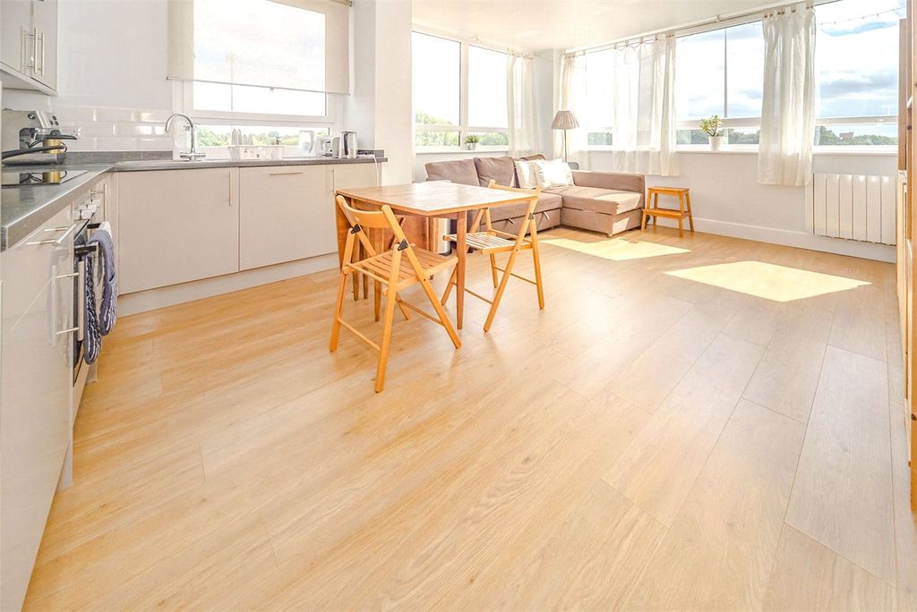 Property photo 3 of 13 Lounge