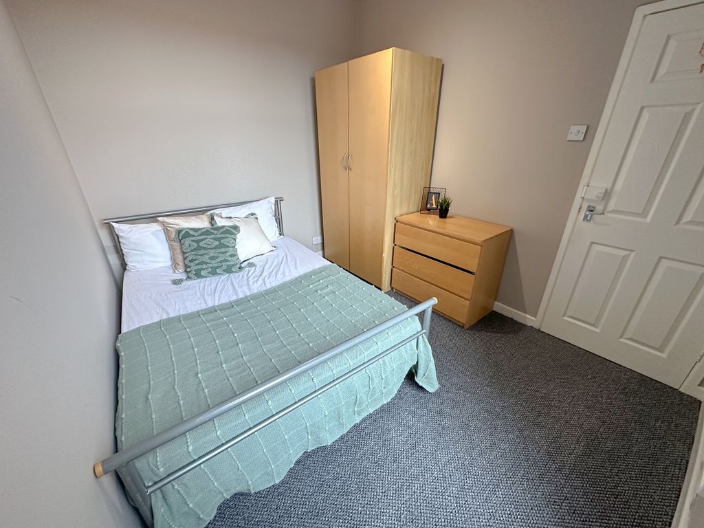 Property photo 3 of 8 7