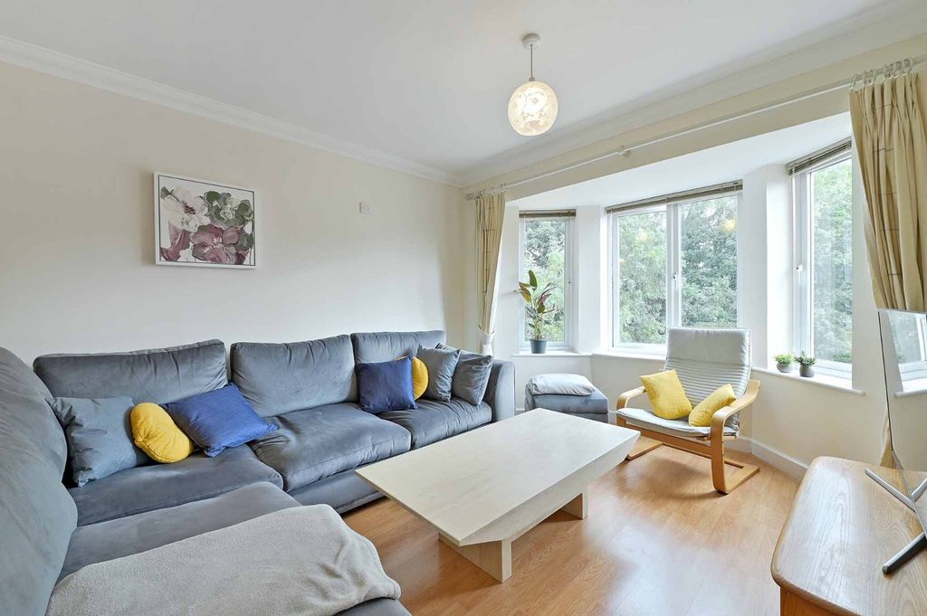 Property photo 3 of 14 Sitting Room