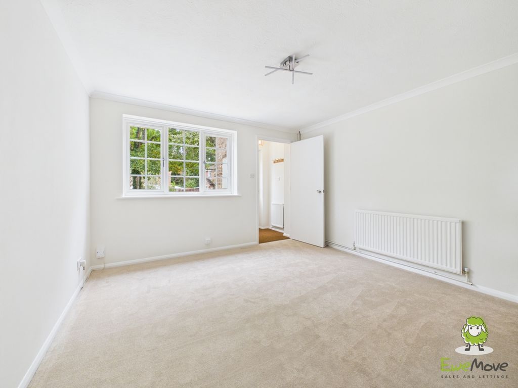 Property photo 3 of 15 Ewemove Estate Agents Basingstoke
