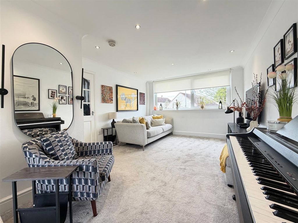 Property photo 2 of 13 Lounge