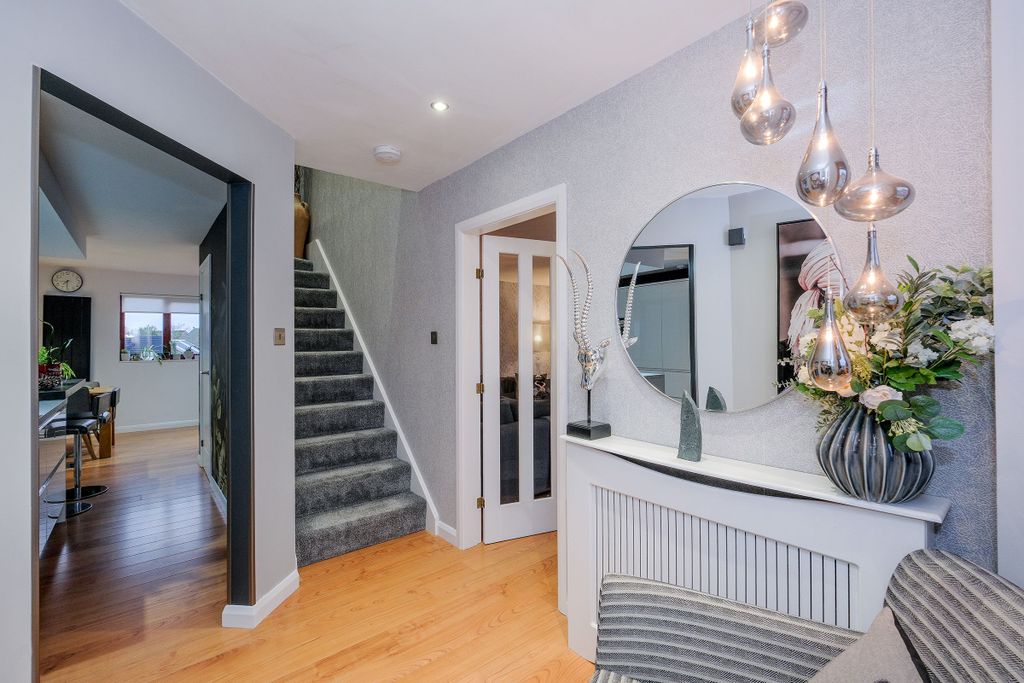 Property photo 2 of 36 Entrance Hall