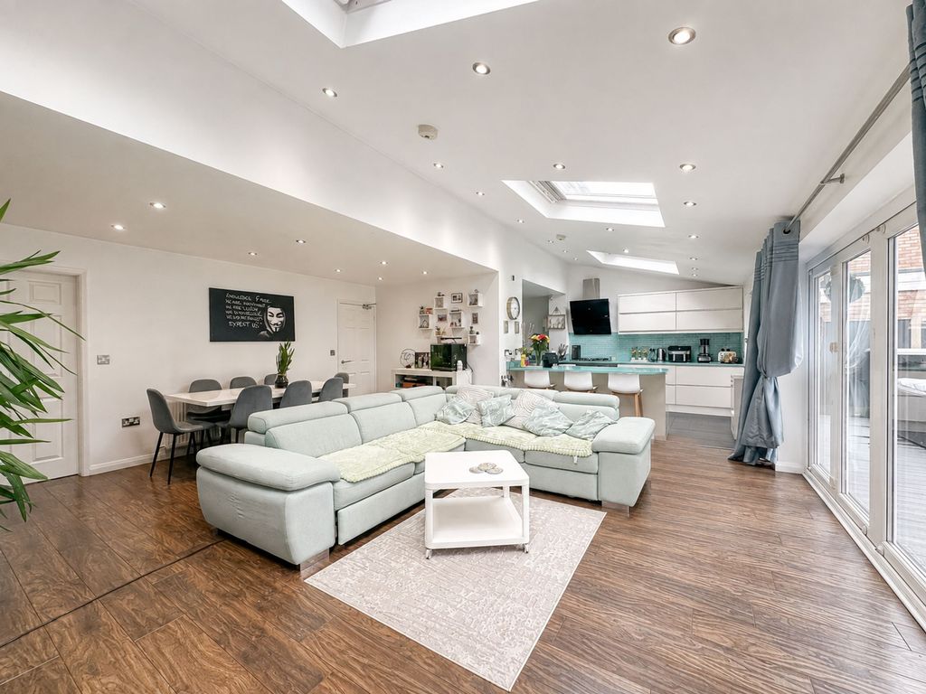 Property photo 2 of 31