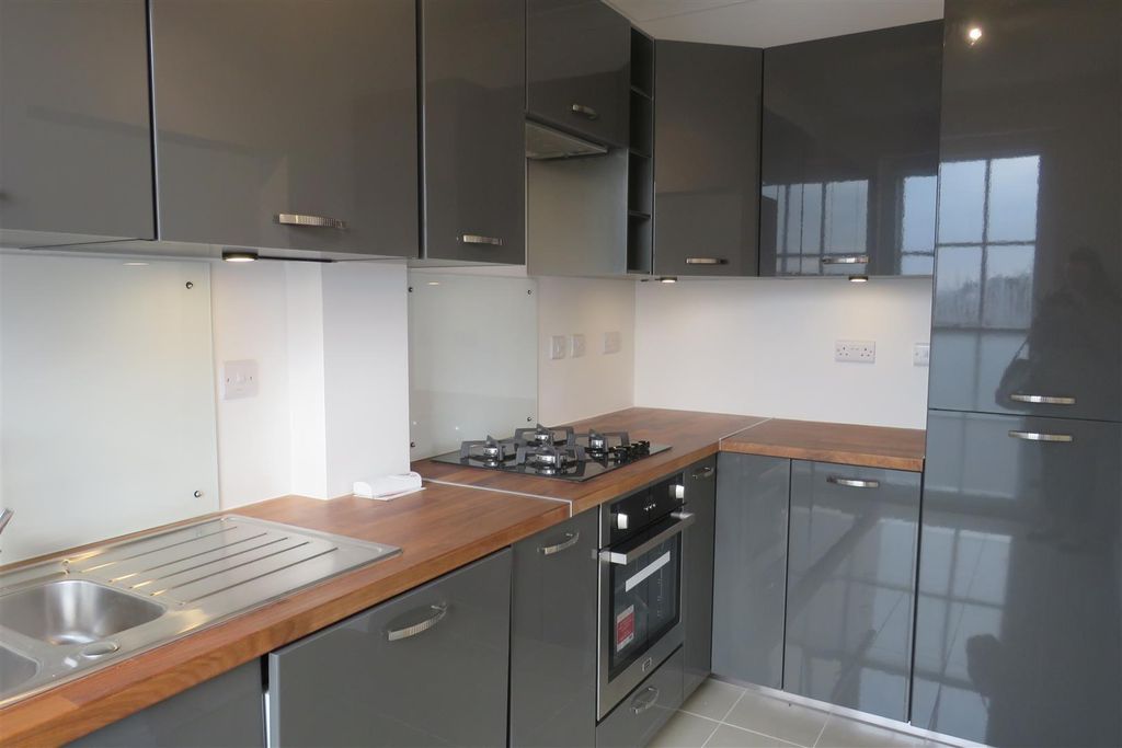 Property photo 3 of 7 Kitchen