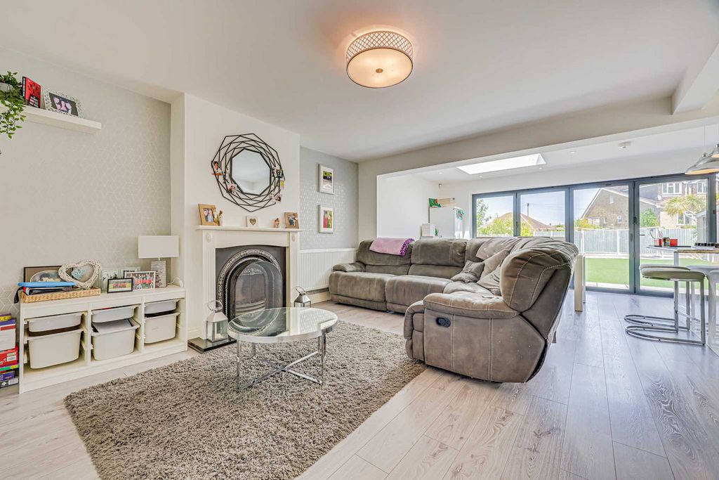 Property photo 3 of 33