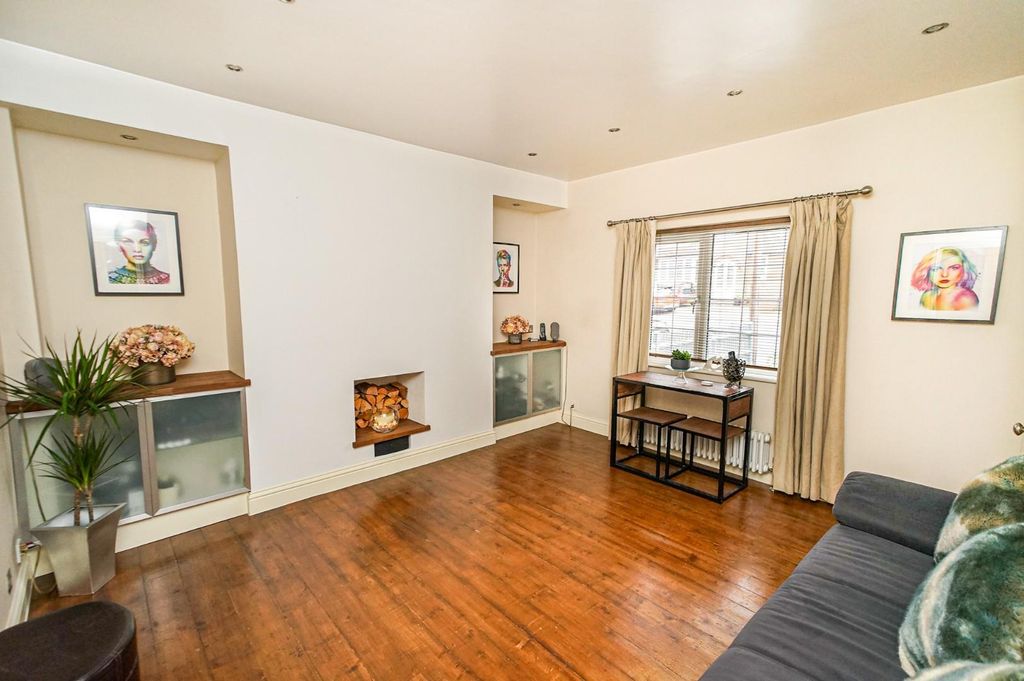 Property photo 2 of 18