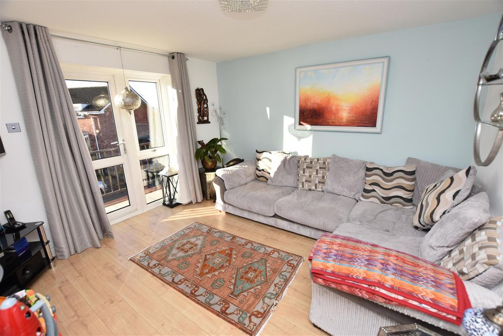 Property photo 1 of 9 Approach