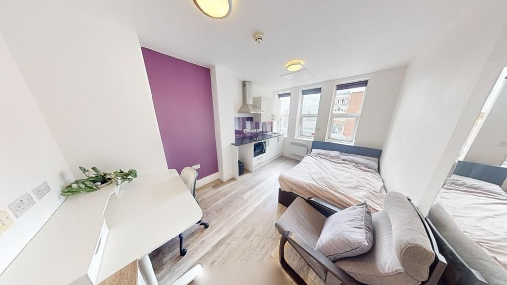Property photo 1 of 3 This Inviting Double Bedroom Features A Cozy Layou...