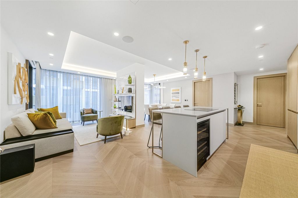 Property photo 3 of 16 Reception/Kitchen