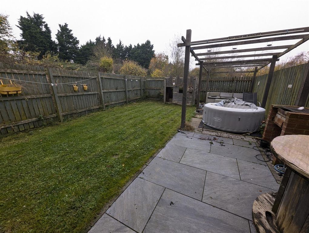 Property photo 3 of 9 Externally