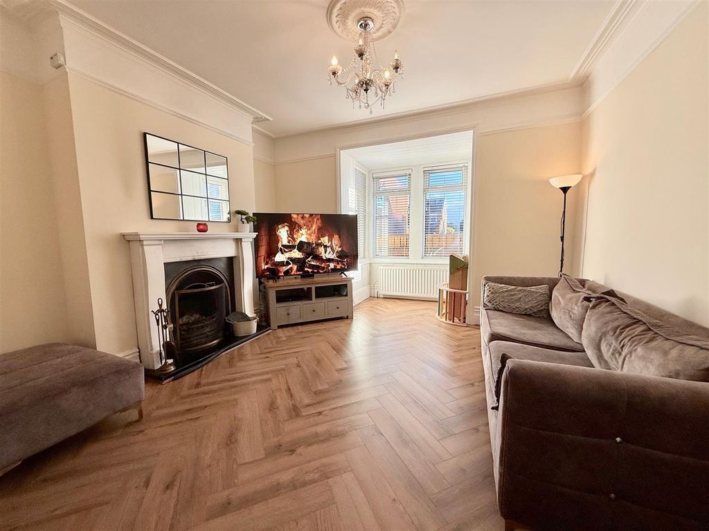 Property photo 2 of 22 Lounge