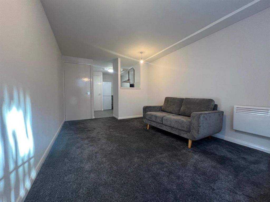 Property photo 3 of 6 Livingroom. .Jpg