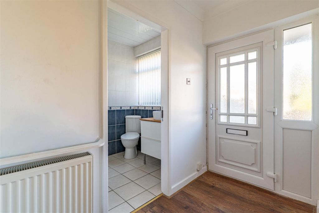 Property photo 3 of 25 Entrance Hall