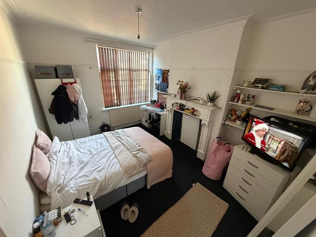 Property photo 3 of 8 Spacious Bedroom With Great Storage And Natural li...