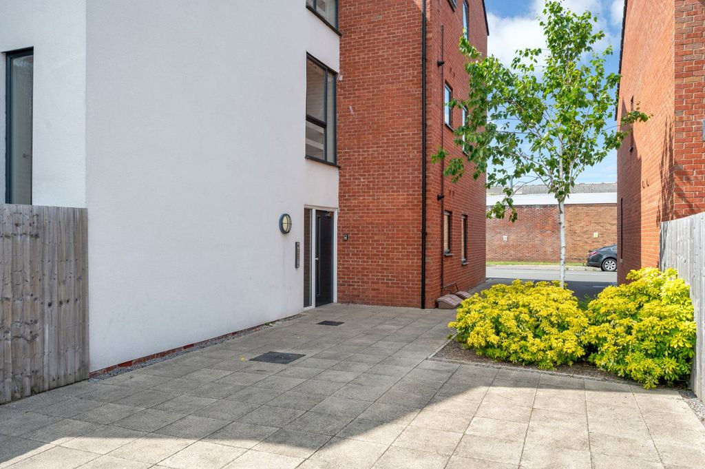 Property photo 2 of 10 Entrance