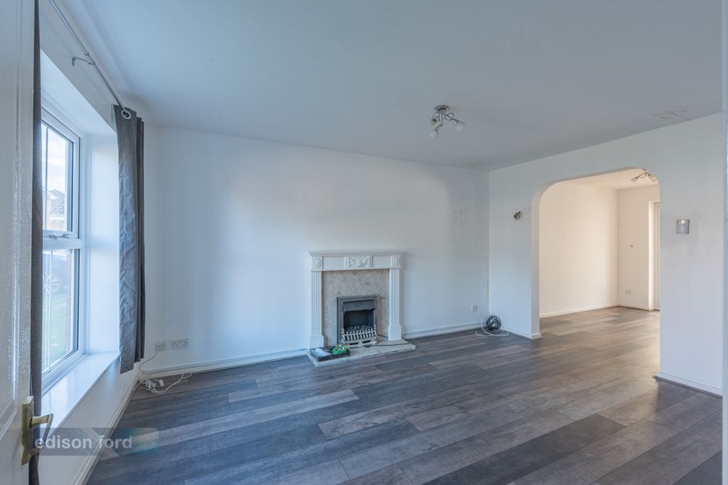 Property photo 3 of 14 40 Cranmoor Green (13)