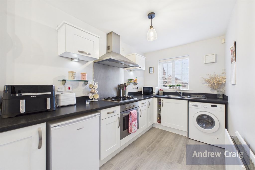 Property photo 2 of 16 Kitchen Breakfast Area