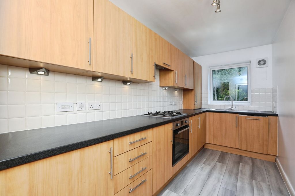 Property photo 3 of 11 Kitchen